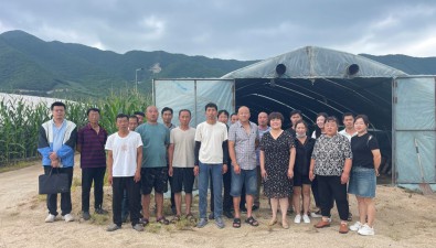 辽宁省食用菌专家团队组织香菇种植户现场观摩