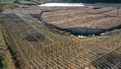 贵州贞丰县五里岗村：冬闲时节竹荪大棚建设忙